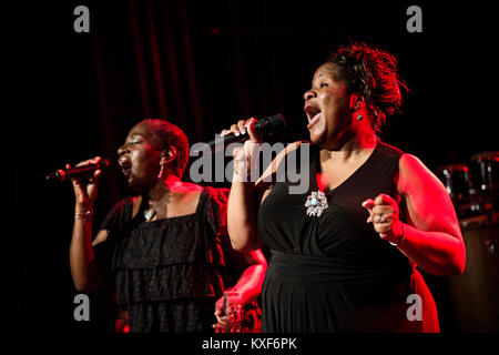 Il soul americano il duo Dapettes consiste di Saundra Williams e Starr Duncan e qui esegue un concerto presso la Vega dove i due cantanti erano sottoposti a backup da Dap-Kings come un warm up concerto per Sharon Jones. Danimarca 20/05 2014. Foto Stock