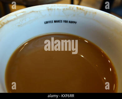 "Caffè ti rende felice' slogan interno coffee shop cup, Londra Foto Stock