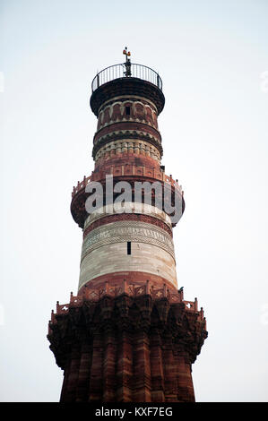 Dettaglio del Qutb Minar, il più alto minareto in mattoni del mondo. New Delhi, India Foto Stock