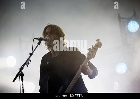 Il danese alternative rock band Mew esegue un concerto dal vivo presso il Danish Music Festival Festival Vanguard 2014 a Copenaghen. Qui il bassista Johan Wohlert è raffigurato dal vivo sul palco. Danimarca, 01/08 2014. Foto Stock