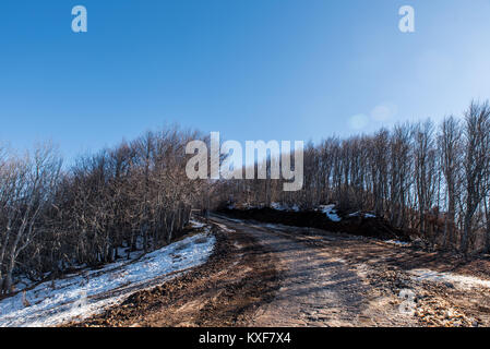 Chania di Pelion centro sci di fondo con una piccola quantità di neve in una giornata di sole Foto Stock