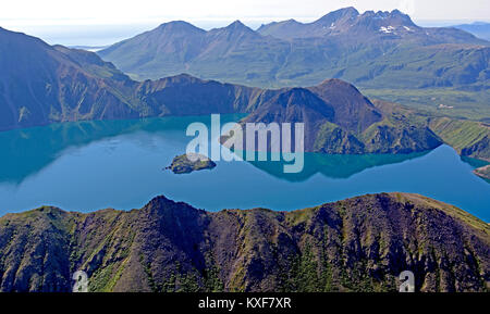 Caldera vulcanica visto dal di sopra vicino Hallo Bay di Katmai National Park in Alaska Foto Stock