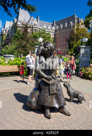 Questa statua in bronzo onora il celebre artista canadese Emily Carr, assicurando che Victoria il famoso cittadino è commemorato nella sua città natale. Foto Stock