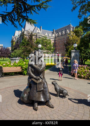 Questa statua in bronzo onora il celebre artista canadese Emily Carr, assicurando che Victoria il famoso cittadino è commemorato nella sua città natale. Foto Stock