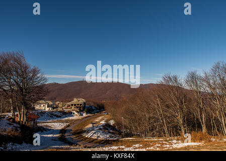 Chania di Pelion centro sci di fondo con una piccola quantità di neve in una giornata di sole Foto Stock