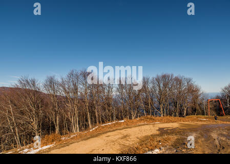 Chania di Pelion centro sci di fondo con una piccola quantità di neve in una giornata di sole Foto Stock