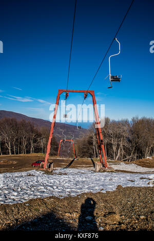 Chania di Pelion centro sci di fondo con una piccola quantità di neve in una giornata di sole Foto Stock