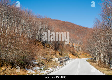 Strada di Chania di Pelion centro sci di fondo con una piccola quantità di neve in una giornata di sole Foto Stock