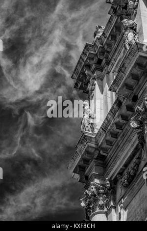 Dettaglio del xvii secolo facciata barocca della chiesa di San Salvador (Santo Salvatore) a Venezia con belle nuvole (bianco e nero) Foto Stock