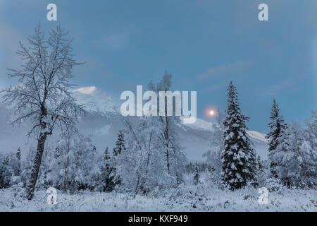 L'impostazione luna oltre il Chugach Mountains e Chugach State Park in Alaska centromeridionale. Foto Stock