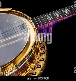 5-string banjo su sfondo nero. Legno intagliato Benjo collo. Intagliato dipinto. Insolito colore viola di legno., archtop tonering Foto Stock