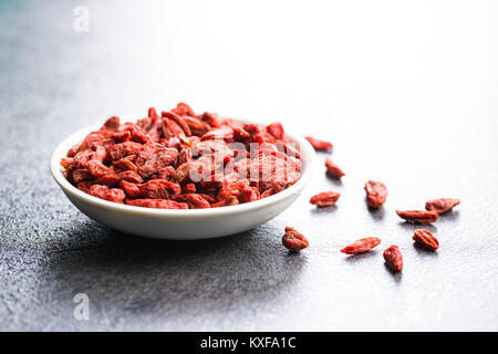 Essiccati goji bacche nella ciotola. Foto Stock