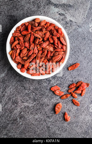 Essiccati goji bacche nella ciotola. Foto Stock