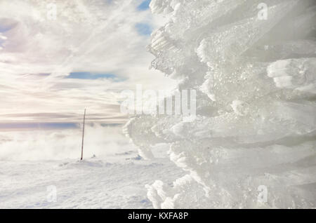 Il ghiaccio naturale formazione, inverno sfondo, il fuoco selettivo. Foto Stock