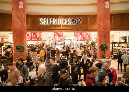 Gli amanti dello shopping da Selfridges a Manchester Intu Trafford Park Foto Stock