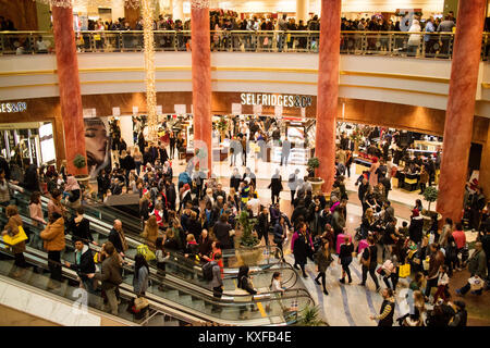 Gli amanti dello shopping da Selfridges a Manchester Intu Trafford Park Foto Stock