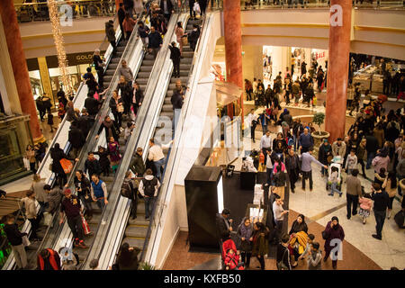 Gli amanti dello shopping da Selfridges a Manchester Intu Trafford Park Foto Stock