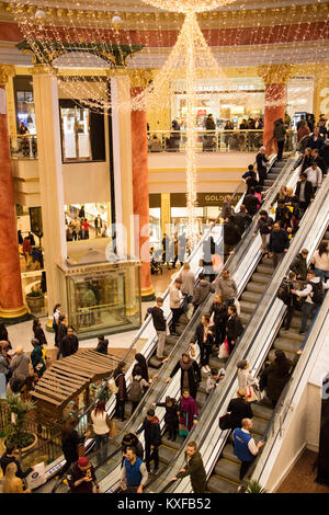 Gli amanti dello shopping da Selfridges a Manchester Intu Trafford Park Foto Stock