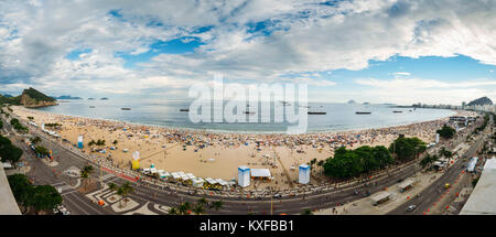 Antenna panorama della spiaggia di Copacabana come i festaioli attendere per l'iconico fuochi d'artificio. Tre milioni di persone sono attese per assistere alla festa Foto Stock