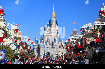 Strada principale e il Castello di Cenerentola nel Magic Kingdom, Disney, Florida Foto Stock