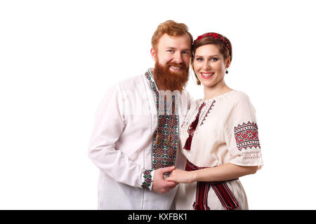 Coppia giovane in stile ucraino costumi su bianco Foto Stock
