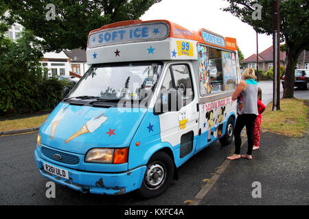 Inghilterra, Kent, Orpington - Circa il luglio 2014: mamma acquistando il suo kids ices creme da un mobile ice cream venditore. Foto Stock