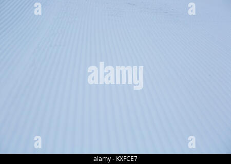 Recentemente curato la neve sulla pista da sci a ski resort sul giorno d'inverno. Foto Stock