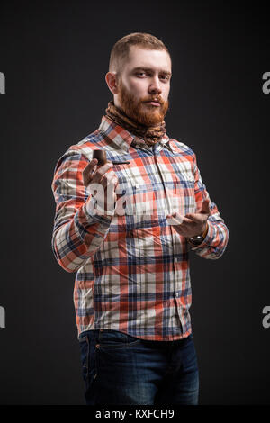 Elegante uomo barbuto tenuta tubo di fumo Foto Stock