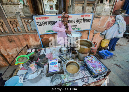 Chai tè wallah venditore a Jaipur, India Foto Stock