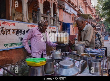 Chai tè wallah venditore a Jaipur, India Foto Stock