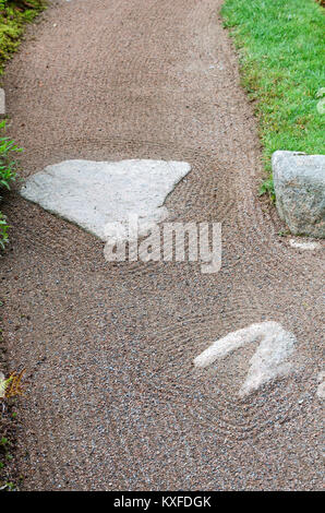 Rastrellata-gravel pathways alla Asticou Azalea giardino, Northeast Harbor, Maine. Foto Stock