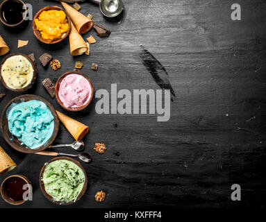Diversi gelato di frutta in ciotole con waffle tazze. Sulla lavagna. Foto Stock