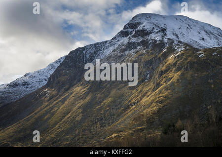 Vew del Scorrie - la spalla ripida di Driesh che aumenta notevolmente dal pavimento del Glen Clova, Angus, Scozia Foto Stock