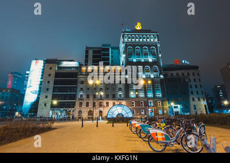 Varsavia, Polonia, 12 marzo 2016: vista notturna del centro cittadino con la costruzione del passato e della Banca di Cina Foto Stock