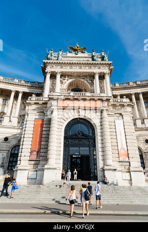 Vienna, Austria - Agosto 17, 2017: Biblioteca Nazionale dell'Austria nella Heldenplatz Piazza degli Eroi nella parte anteriore del Palazzo di Hofburg. Foto Stock