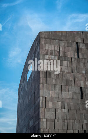 Vienna, Austria - Agosto 17, 2017: Museo Mumok al tramonto. Si tratta di un moderno edificio di architettura museo nel Museumsquartier con un enorme collezione Foto Stock