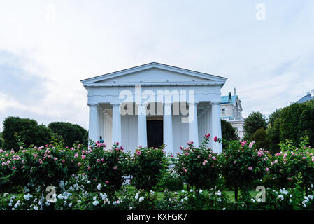 Vienna, Austria - Agosto 17, 2017: Tempio nel parco Volksgarten al tramonto Foto Stock