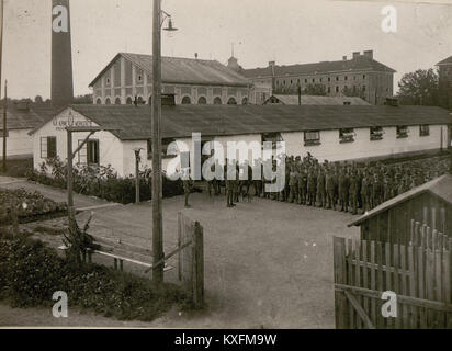 Questa fotografia raffigura il laboratorio alpino di Klagenfurt, Austria, che mostra una parte della forza lavoro coinvolta nelle sue attività, possibilmente in un contesto storico di artigianato o industria. Foto Stock