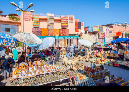 MARRAKECH, Marocco - 11 dicembre: tappeti, artigianato e souvenir per la vendita al mercato turistico nel centro di Marrakech. Dicembre 2016 Foto Stock