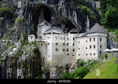 Il Castello di Predjama e grotta bocca in Slovenia Foto Stock