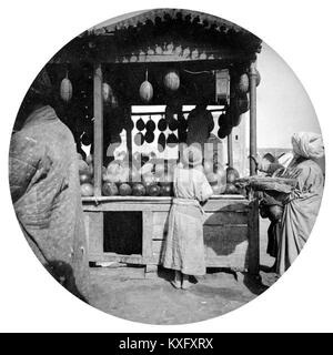 Una vista storica di Piazza Registan a Samarcanda, Uzbekistan, che mostra l'area del bazar con la sua architettura islamica, le cupole e le madrasa che rappresentano la cultura e la storia dell'Asia centrale. Foto Stock