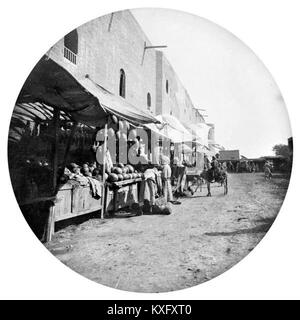 Fotografia del bazar di Piazza Registan a Samarcanda, Uzbekistan, che mostra l'attività del mercato sullo sfondo della storica architettura islamica dal XV al XVII secolo. Foto Stock