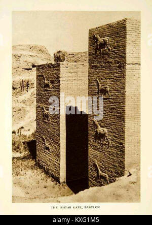 La porta di Ishtar era l'ottava porta del centro di Babilonia, costruita intorno al 575 a.C. sotto il re Nabucodonosor II. Era dedicata alla dea babilonese Ishtar e adornata con rilievi in mattoni smaltati di draghi e tori. Foto Stock