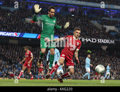 La città di Bristol di Jamie Paterson (a destra) e il Manchester City il portiere Claudio Bravo durante la Coppa Carabao Semi Finale, la prima gamba corrispondono all'Etihad Stadium e Manchester. Foto Stock