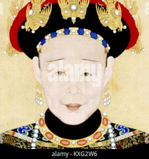 Un dettaglio tratto dal ritratto dell'imperatrice Xiaohuirui (孝和睿皇后) illustra l'abbigliamento imperiale Qing, mostrando finissima seta, ricami di drago e copricapo cerimoniale. Foto Stock
