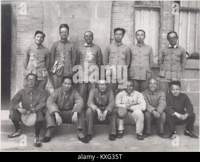 Una fotografia di gruppo dei membri del Presidium della sesta sessione plenaria del sesto Comitato centrale del Partito Comunista Cinese, che cattura figure politiche chiave nella leadership del primo partito. Foto Stock