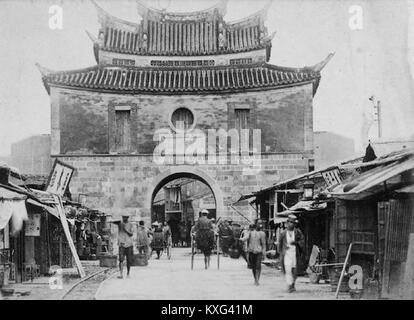 Una vista di Ximending, un quartiere commerciale storico e vivace a Taipei, Taiwan, conosciuto per i suoi teatri, le vie dello shopping e i punti di riferimento culturali. Foto Stock