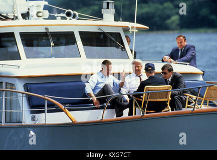 Fiume Severn, Maryland, Stati Uniti d'America. 17 Giugno, 1992. Il Presidente degli Stati Uniti George H.W. Bush e il Presidente Boris Eltsin della Federazione Russa prendere un giro in barca sul fiume Severn nel Maryland il 17 giugno 1992. Credito: Ron Sachs/CNP Credito: Dennis Brack/CNP/ZUMA filo/Alamy Live News Foto Stock