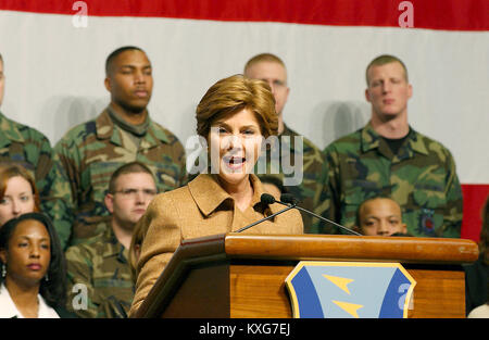 Ramstein Air Base, Germania. Il 22 febbraio, 2005. La first lady Laura Bush ha ringraziato i membri del servizio e le loro famiglie a Ramstein Air Base, Germania il 22 febbraio 2005 per i loro contributi per gli Stati Uniti e la sicurezza del mondo.Mandatory Credit: Jonathan Pomeroy/USAF via CNP Credito: Jonathan Pomeroy/CNP/ZUMA filo/Alamy Live News Foto Stock