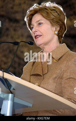 Wiesbaden, Germania. Il 22 febbraio, 2005. Stati Uniti la first lady Laura Bush parla di circa 400 American alta scuola gli studenti al generale H.H. Arnold High School a Wiesbaden, in Germania il 22 febbraio 2005. Nelle sue osservazioni, la signora Bush ha sottolineato l importanza dell educazione.Mandatory Credit: Jennifer McFadden/US Army via CNP Credito: Jennifer Mcfadden/CNP/ZUMA filo/Alamy Live News Foto Stock